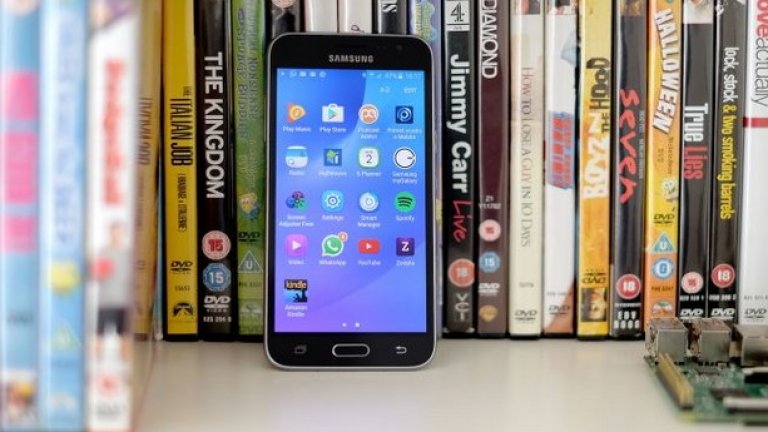 10. Samsung Galaxy J3
Galaxy 3 приема модни съвети от флагмана Galaxy S7 и ги предоставя в много по-достъпна комплектовка.
Може да не притежава нито максимална мощност, нито толкова добра камера или пък дисплей, но J3 е солиден конкурент за цената си.
Възможността да сложите microSD карта, както и да вадите батерията, са сред предимствата, които ще намерят някои в него. А пък екранът е ярък и с добри цветове.
Предимства:
+ Достъпна цена
+ Богат на цветове екран 
Недостатъци:
- Не е особено мощен
- Камерата можеше да е по-добра