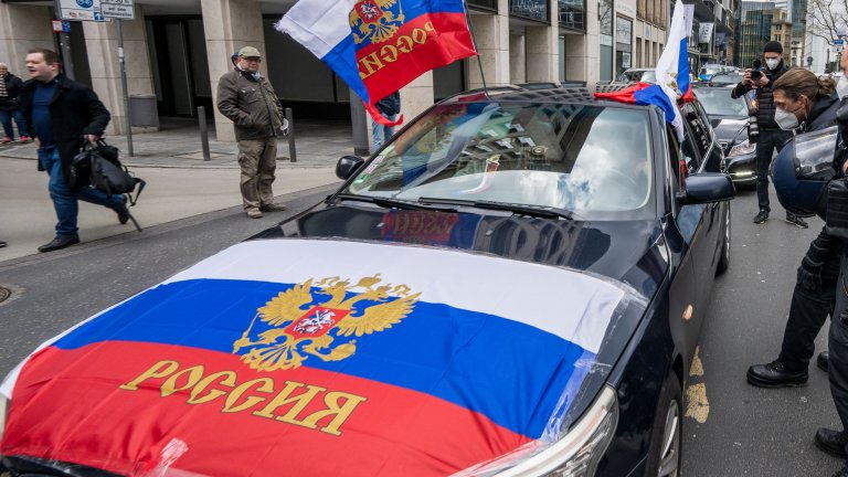 Германските власти забраниха руските флагове във фензоните