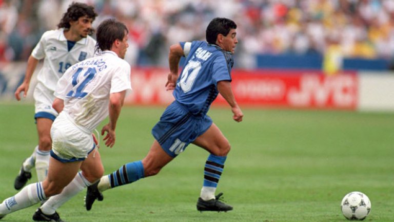 
5. Положителната проба на Марадона
През лятото на 1994 г. Диего Марадона играе на световното в САЩ и вкарва страхотен гол на Гърция. Но след мача дава положителна проба за употреба на ефедрин  - точно преди срещата Аржентина - България (0:2). Легендата излетя от Мондиала, а националите сразиха "гаучосите" и се класираха за следващата фаза. 