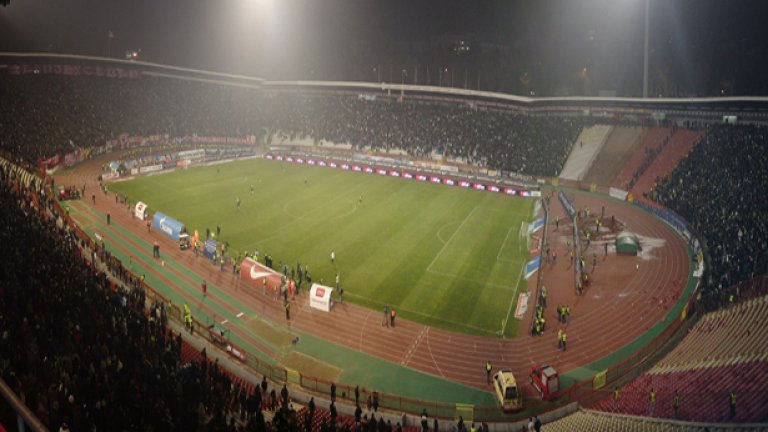 "Мала Маракана", Белград
За цвят прибавихме и едно съоръжение на Балканите. Въпреки че е далеч от перфектното състояние и схващането за модерен стадион, "Мала Маракана" е задължителен за всеки странстващ футболен запалянко. Неописуемо е да се гледа дерби между Звезда и Партизан на осветление, а в пушека от димки и факли да се вижда кубето на храма "Свети Сава". Изключителен стадион!