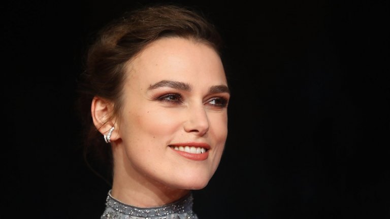 Кийра Найтли е от онези актриси, които те печелят от пръв поглед. Едва на 35 е и пред себе си има възможност за още много запомнящи се роли, но къде започва всичко?
Кийра е дете на театралните актьори Шърман Макдонълд и Уил Найтли. От малка тя и по-големият й брат Кейлъб се сблъскват с изкуството на театъра и балета. Ето защо не е изненадващо, че едва 3-годишна информира родителите си, че иска да има свой собствен агент. Сдобива се с такъв чак когато става на 6.