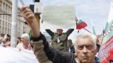 Протест в центъра на София в защита на лева (снимки)