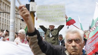 Протест в центъра на София в защита на лева (снимки)