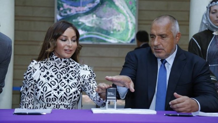 Съпругата на президента на Азербайджан Мехрибан Алиева управлява фондацията "Гейдар Алиев", която дари 1.2 млн. евро за възстановяването на средновековната крепост във Велико Търново