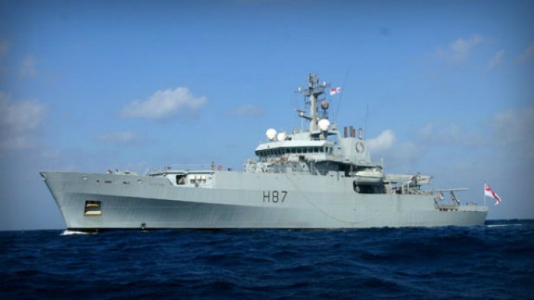 Британският HMS Echo. В неделя той се запъти към мястото, където бяха засечени пингове от черна кутия от китайския Haixun 01.