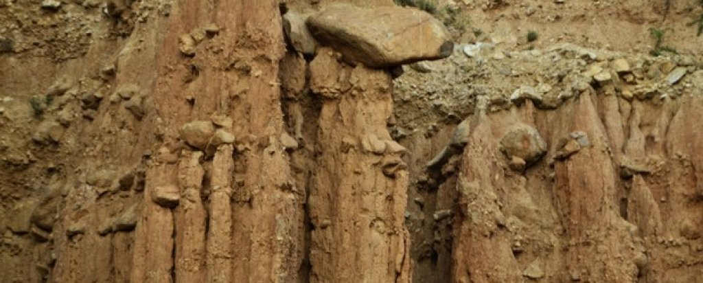 На пръв поглед крехките образувания всъщност са защитени от здрав външен слой глина, който векове наред ги предпазва от разрушаване.
