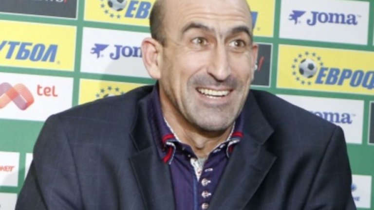 Лечков започва кариерата си във ФК Сливен, с който през 1990 г. става носител на Купата на България.