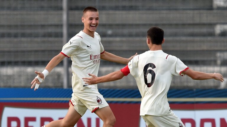 14-годишният стрелец на Милан със зашеметяващите 483 гола, или по 5.5 средно на мач (видео)