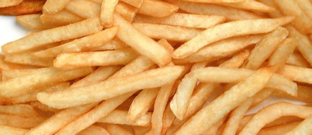 4. Пържени картофки
Да си признаем: няма нищо по-прекрасно от огромна порция мазни картофки. Но след нощ, прекарана в пиене, слоят мазнина в стомаха ви със сигурност ще направи повторно появяване.
