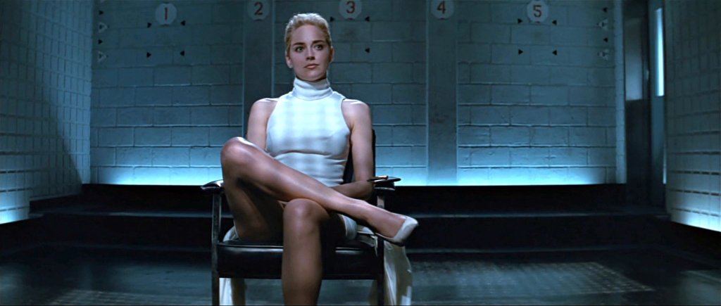 Basic Instinct (1992)
Знаков филм за визията на Верховен по отношение на феминизма. А Шарън Стоун създава един от най-фаталните женски образи в киното. Историята е за мъж, който прави фаталната грешка по време на свое разследване – мисли с грешната глава