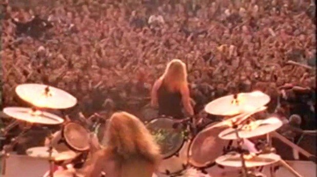 AC/DC, Pantera, Metallica, The Black Crowes, Motley Crue в Москва
Концертът от серията Monsters of Rock се провежда в руската столица точно два дни преди да се случи "августовския пуч“, който официално разпада Съветската империя. На 17 август 1991 година групи като Metallica, (които тъкмо на 12 август тъкмо са издали легендарния си "черен" албум, пълен с вечни хитове), Mоtley Crue, Queensryche, The Black Crowes, AC/DC, Pantera и руската група E.S.T забиват  пред  1 600 000 души в руската столица