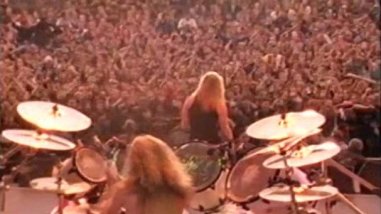 AC/DC, Pantera, Metallica, The Black Crowes, Motley Crue в Москва
Концертът от серията Monsters of Rock се провежда в руската столица точно два дни преди да се случи "августовския пуч“, който официално разпада Съветската империя. На 17 август 1991 година групи като Metallica, (които тъкмо на 12 август тъкмо са издали легендарния си "черен" албум, пълен с вечни хитове), Mоtley Crue, Queensryche, The Black Crowes, AC/DC, Pantera и руската група E.S.T забиват  пред  1 600 000 души в руската столица