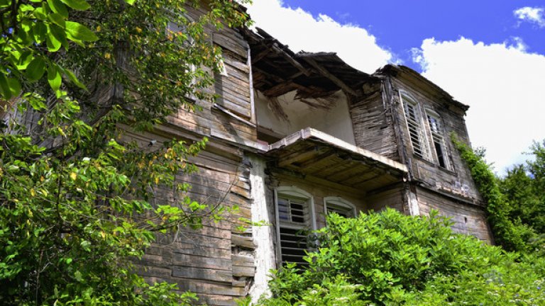 Неумолимият ход на времето не е в състояние да заличи красотата, която къщата притежава дори днес.