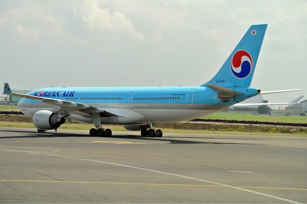 Korean_Air_Airbus_A330-200_UR-SDV-1