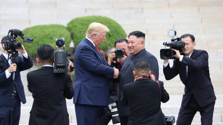 По време на срещата двамата лидери се здрависаха над линията, която разделя Северна от Южна Корея, а Тръмп премина границата за кратко като символичен жест. 

