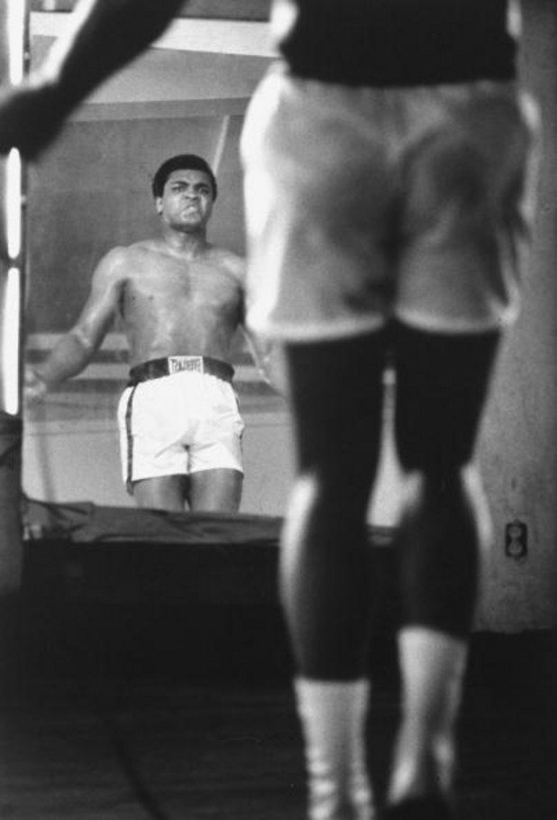 На 28 април 1967 Мохамед Али застава пред военна комисия за Виетнам. Когато казват името му - вече мюсюлманин - отказва да излезе напред. Повтарят името му, предупреждават го за последствията, но Али е непреклонен.
Следват десет хиляди долара глоба, отнемане на титлите, условен затвор и отсъствие от боксовия ринг за три години. Али губи всичко, но печели симпатията на феновете.
И подготвя завръщането си с гръм и трясък.