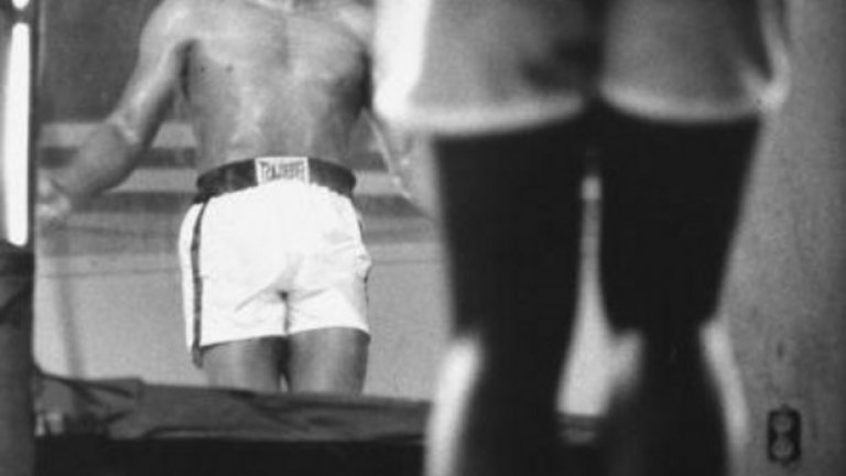На 28 април 1967 Мохамед Али застава пред военна комисия за Виетнам. Когато казват името му - вече мюсюлманин - отказва да излезе напред. Повтарят името му, предупреждават го за последствията, но Али е непреклонен.
Следват десет хиляди долара глоба, отнемане на титлите, условен затвор и отсъствие от боксовия ринг за три години. Али губи всичко, но печели симпатията на феновете.
И подготвя завръщането си с гръм и трясък.
