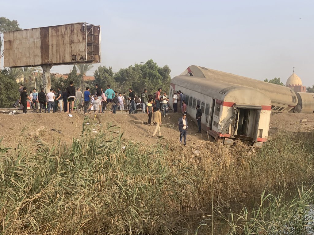 Тежка влакова катастрофа в Египет, близо 100 са ранени