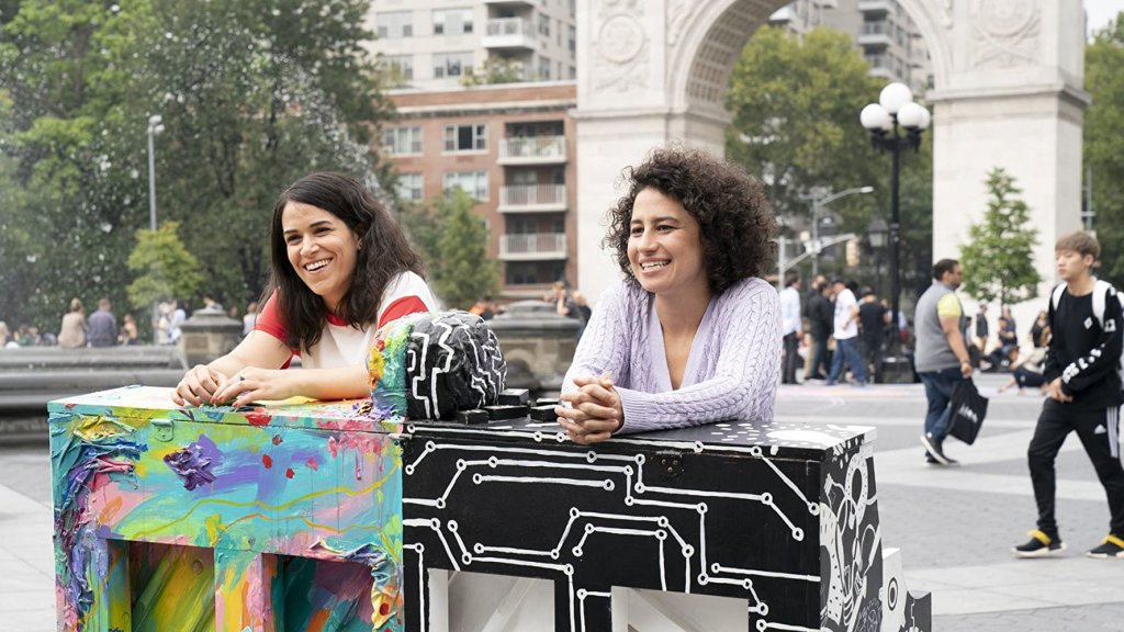 Broad City, 2014 г. 
Сериалът следва ежедневието на Аби (Аби Джейкъбсън) и Илана (Илана Глейзър) в Ню Йорк. И показва как всичко  - от най-малките събития до големите светски такива - може да бъде повод за истерия. Поредицата от комични и абсурдни ситуации всъщност разкрива какво се върти в главите на жените от поколението на милениалите.  

Автентичните и неподправени главни героини успешно допълват концепцията за странностите и недостатъците на някои жени.