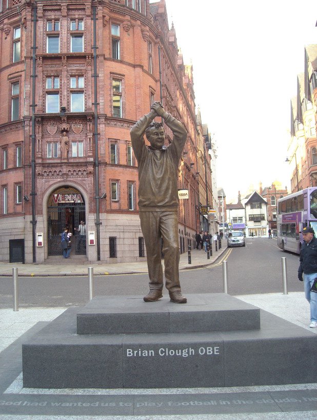Статуята на Брайън Клъф в центъра на Нотингам.