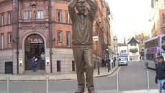 Статуята на Брайън Клъф в центъра на Нотингам.