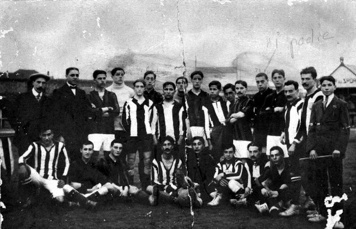 Избори за президент с „ези-тура”

Металното средство за разплащане влиза в работа още от ранните години на футбола не само на терена, а понякога и извън него. С монета например са проведени първите президентски избори в един от най-големите испански отбори – Валенсия. На 18 март 1919 г. в бар „Торино” Октавио Аугусто Милехо Диас печели поста чрез жребий „ези-тура” срещу съперника си Гонсало Медина Пернас. Разбира се, подобни събития като това във Валенсия са в сферата на куриозите.
