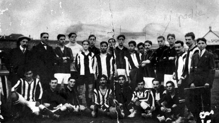 Избори за президент с „ези-тура”

Металното средство за разплащане влиза в работа още от ранните години на футбола не само на терена, а понякога и извън него. С монета например са проведени първите президентски избори в един от най-големите испански отбори – Валенсия. На 18 март 1919 г. в бар „Торино” Октавио Аугусто Милехо Диас печели поста чрез жребий „ези-тура” срещу съперника си Гонсало Медина Пернас. Разбира се, подобни събития като това във Валенсия са в сферата на куриозите.
