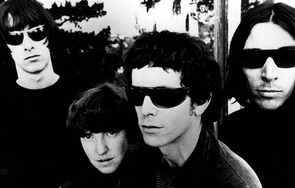 The Velvet Underground - The Velvet Underground & Nico + White Light/White Heat

Няма как да очакваме от арт рок новаторите да са прекарвали огромно количество време в записи, особено при първите им два албума. Дебютният The Velvet Underground & Nico отнел общо 7 дни в студиото, макар и разпрострени в период от няколко месеца. Основната част от него била записана в една интензивна 4-дневна сесия.

Вторият албум на Лу Рийд и компания White Light/White Heat заслужава още повече внимание. Това издание от 1968 г. било записано само за два дни, като това включва и последната песен – епичната Sister Ray, продължаваща над 17 минути и реализирана в едно-единствено изсвирване. Свободни импровизации, без втори дубъл, без корекции и поправки. Песните в White Light/White Heat звучат сурово и в тях не липсват грешки, но албумът става култова класика, която години наред вдъхновява купища прохождащи музиканти.