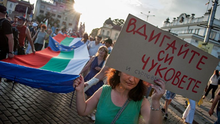 Граждани бият прасета