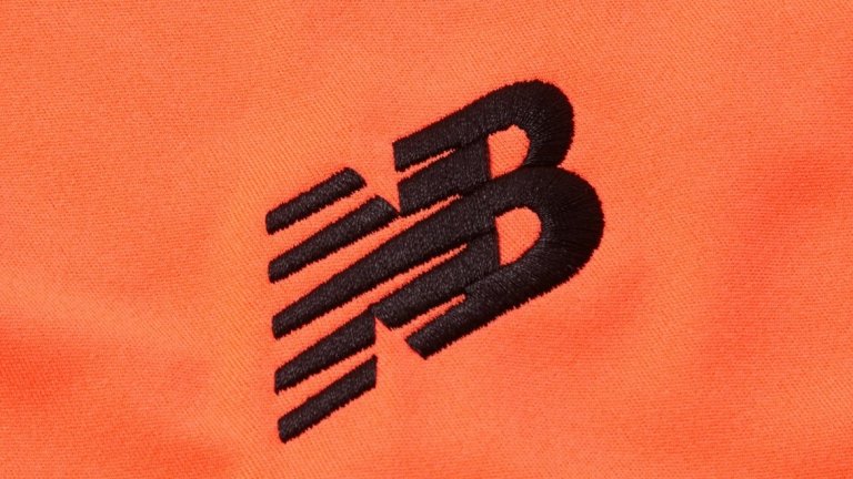 Екипировката на "мърсисайдци" е дело на спортната компания New Balance.