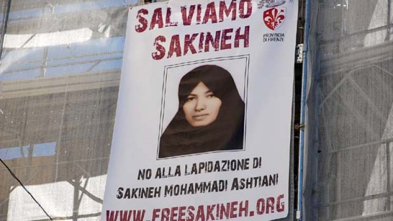 Плакати и билбордове с лицето на Сакине от няколко месеца стоят по сградите в западните столици