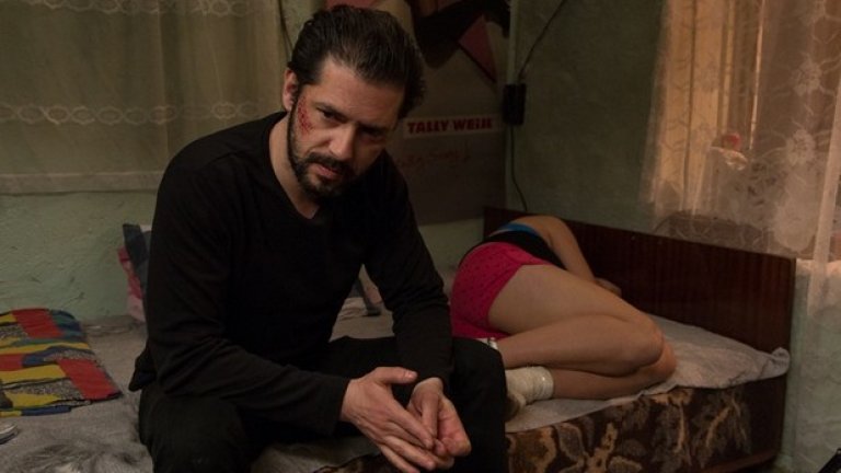 Изобразяването на живота в ромските квартали и практиките при трафика на момичета оформят социалната тематика в „С лице надолу”. В по-добрите моменти животът в гетата наистина е предаден въздействащо, а по-лошите малко напомнят репортаж на Карбовски