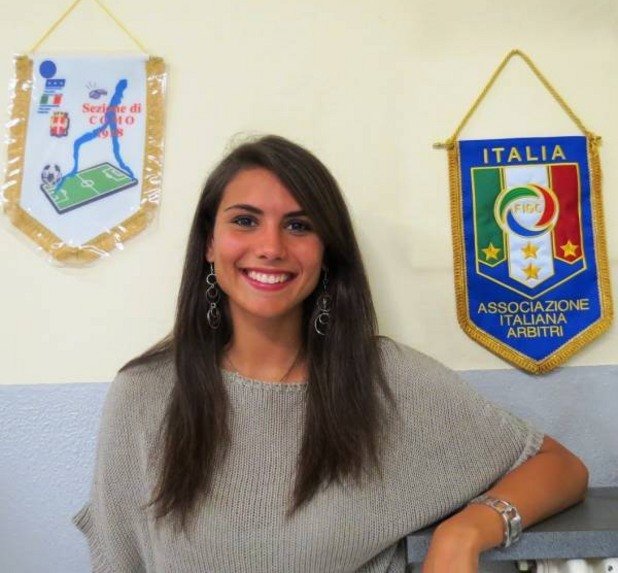Италианката Елена Тамбини е още една красавица, съчетала футболното съдийство с професията на модел