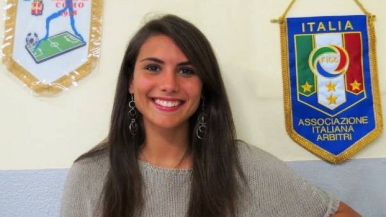 Италианката Елена Тамбини е още една красавица, съчетала футболното съдийство с професията на модел
