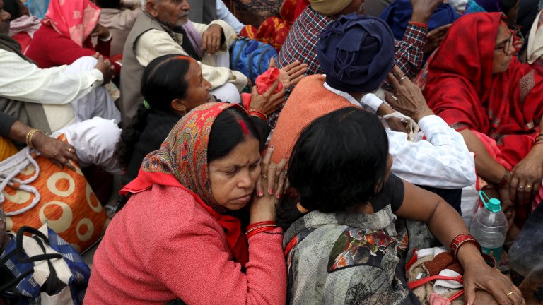 Цветна лудост: Свещеното ритуално къпане в река Ганг в кадри