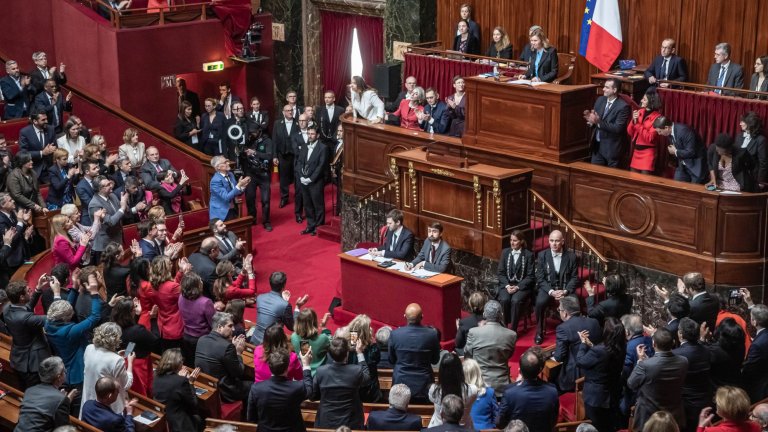 Франция вкара правото на аборт в конституцията си