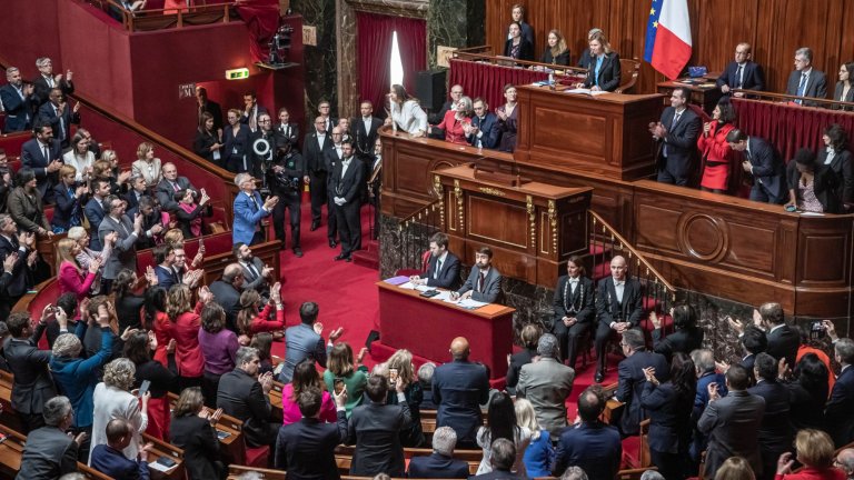 Франция вкара правото на аборт в конституцията си