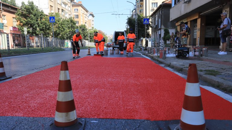 Червен асфалт на опасни точки ще спира колите в София (Снимки)