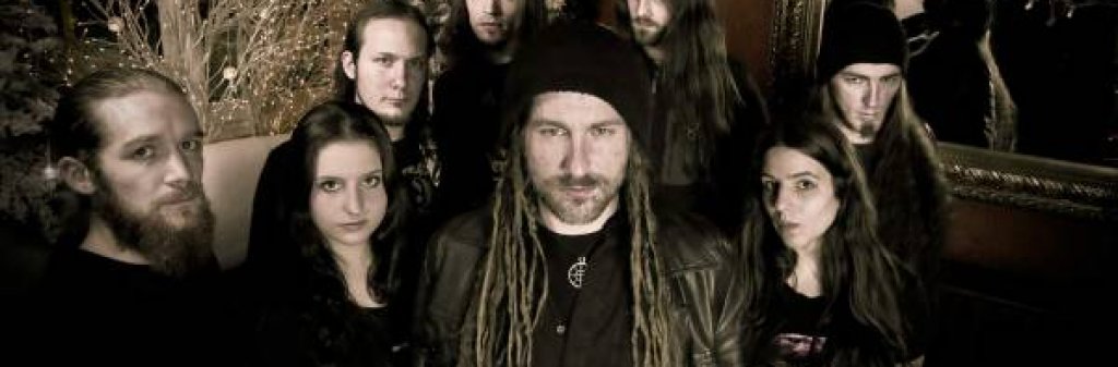 Folk metal
Не чак толкова странен, но изключително качествен стил, който вкарва в тежката музика традиционни фолклорни инструменти като флейти, гайди и дори латерни към суровите вокали и бруталните рифове, типични за хеви метъла. Eluveitie е много представителна за течението банда, която не само използва мандолина, арфа, бодран и други подобни, но усвоява и традиционни фолклорни ритми. Други стойностни представители са Korpiklaani и Finntroll.
Към фолклорния метъл обикновено е поставян и пиратският метъл - хеви, траш и понякога спийд метъл, в който се развива класическа пиратска митология с традиционни моряшки песни. Начало на жанра поставя немската група Running Wild с албума Under Jolly Roger.