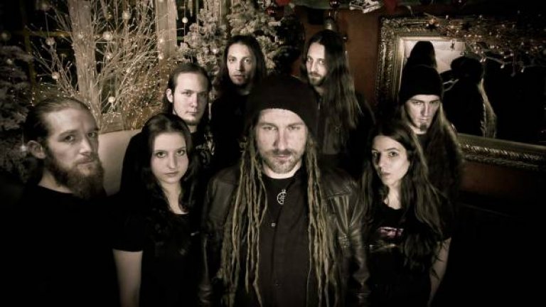 Folk metal
Не чак толкова странен, но изключително качествен стил, който вкарва в тежката музика традиционни фолклорни инструменти като флейти, гайди и дори латерни към суровите вокали и бруталните рифове, типични за хеви метъла. Eluveitie е много представителна за течението банда, която не само използва мандолина, арфа, бодран и други подобни, но усвоява и традиционни фолклорни ритми. Други стойностни представители са Korpiklaani и Finntroll.
Към фолклорния метъл обикновено е поставян и пиратският метъл - хеви, траш и понякога спийд метъл, в който се развива класическа пиратска митология с традиционни моряшки песни. Начало на жанра поставя немската група Running Wild с албума Under Jolly Roger.
