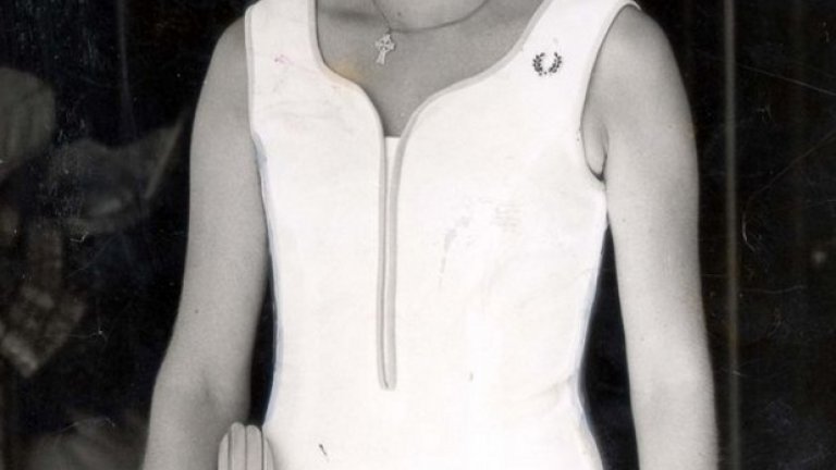 Сю Баркър, 1976
Баркър играе на турнира, облечена в къса кокетна рокля на цветя с марката "Фред Пери".