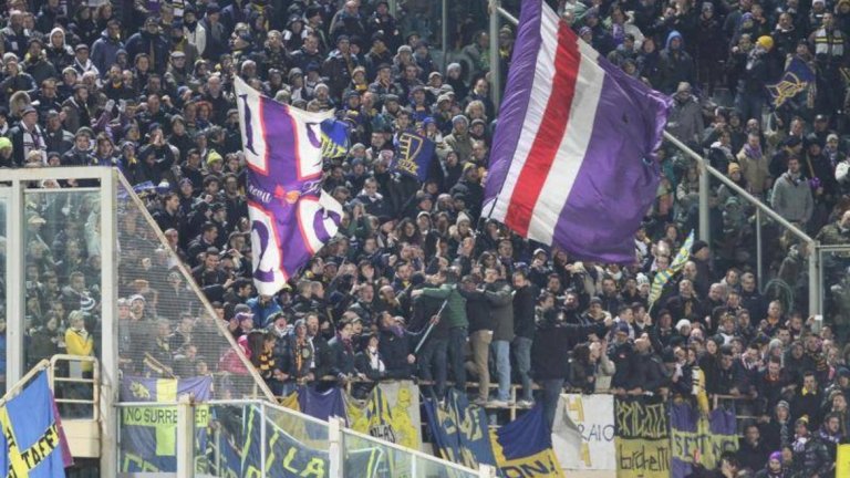 Фиорентина и Верона
Девизът на Brigate Gialloblu Ultras е "Без компромиси. Мразим всички". Е, почти всички... Единственото изключение е Фиорентина. Интересно е, че тифозите на "виолетовите" се разграничават от политиката, а тези на Верона в болшинството си са крайнодесни. Приятелството до голяма степен се заражда заради честата размяна на футболисти между двата отбора през 80-те. През 1985-а Верона става шампион с доста бивши състезатели на Виола, начело с Антони Ди Дженаро.