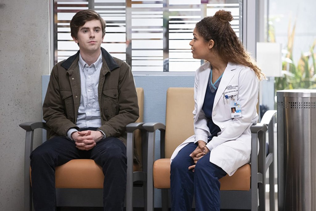 "Добрият доктор" (The Good Doctor, 2017 г.)
Талантливият английски актьор Фреди Хаймор влиза в ролята на необикновения д-р Шон Мърфи. Той е млад хирург с аутизъм и Синдром на саванта, който се отказва от спокойния живот в изолация, за да се присъедини към хирургичното отделение на престижна болница. Неговата диагноза може да представлява пречка за социалните му умения, но му дава гениални способности като лекар. Ще го направи ли това обаче добър в професията? Сам и неспособен да намери общ език с хората около себе си, д-р Мърфи използва необикновената си медицинска дарба, за да спасява животи. Сериалът получава похвали заради ролята на Хаймор, но предизвиква и много спорове относно това как е представен аутизмът. Въпреки това си заслужава да му хвърлите едно око.