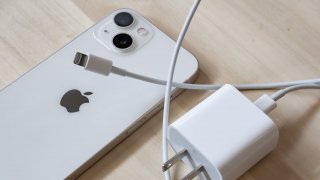 И разумно ли е да зареждате своя телефон през цялата нощ