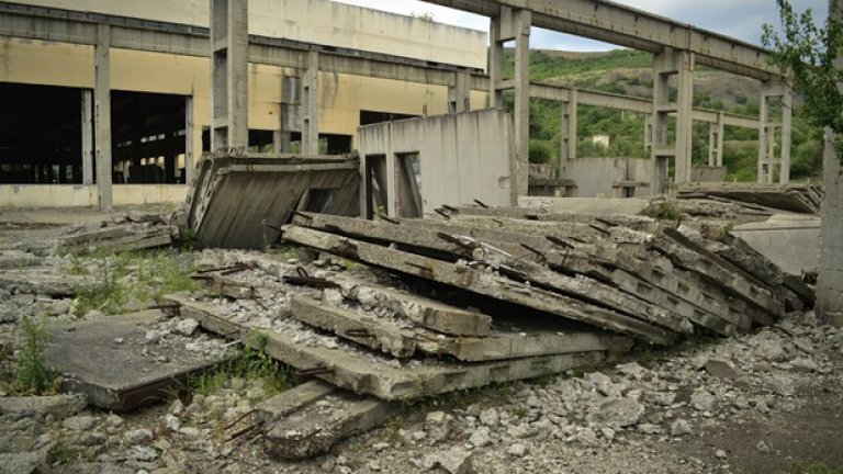 Без да им е дадена възможност да послужат за нещо, тези стоманобетонни елементи още като нови са осъдени на забрава от неумолимия ход на историята