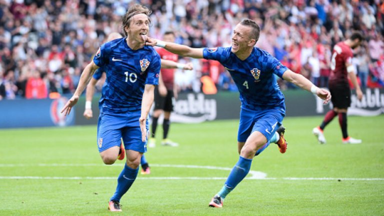 Лука Модрич и Иван Перишич ликуват след гола във вратата на Турция на Евро 2016. Тогава мачът завърши 1:0 за хърватите, а турците отпаднаха в групата. Сега Хърватия и Турция се срещат отново за началото на квалификациите
