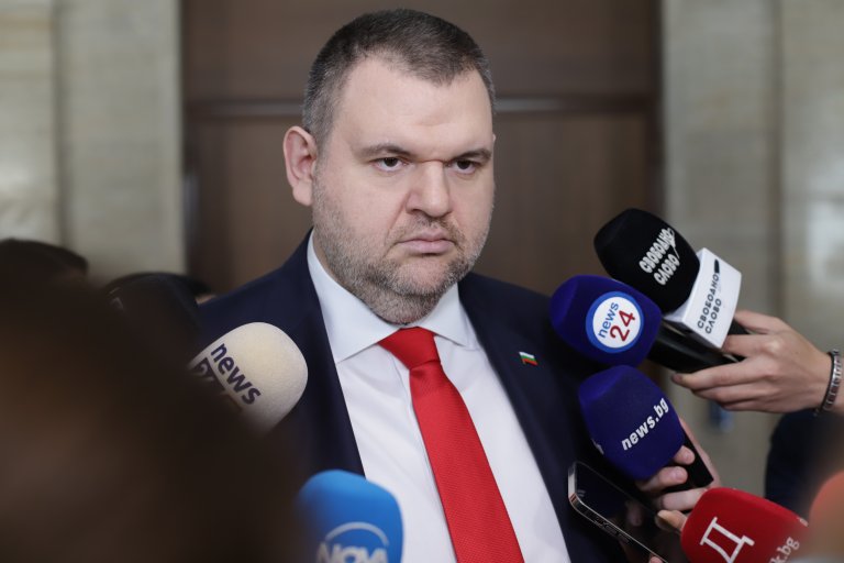 Никой не може да обвини Делян Пеевски в липса на амбиция. Той обаче успя да направи това, което преди него не беше постигано досега - ДПС да е втора политическа сила. Дали обаче няма да се окаже, че е било само временно положение и разривът в партията няма да отблъсне нейните избиратели...