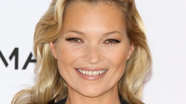 Истинската, експресивна и спонтанна усмивка може да бъде различена по това, че мускулите на устата се разтеглят. Тя се изразява както върху скулите, така и в гънките на очите.
На снимката: Кейт Мос