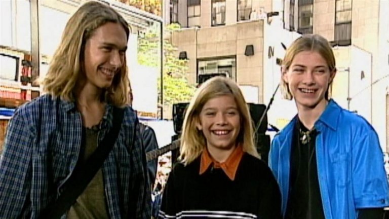 Hanson - Mmmbop
Има групи, които са толкова лигави, че човек просто иска да ги забрави. Май това се случи и с трите братчета от фамилията Хенсън. След техния първи голям сингъл Mmmbop кариерата им някак не успя да потръгне съвсем. Положителното е, че публиката не се сдоби с поредната машина за сърфистки хитове, а хората се спасиха от нови докарващи диабет парчета от тези тримата.