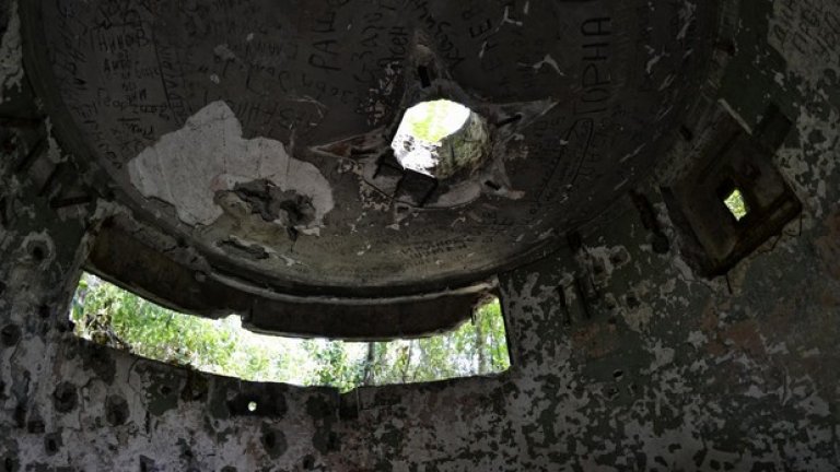 а да осъществят близката защита, бреговите батареи са снабдени с тежки картечници за въздушна отбрана.